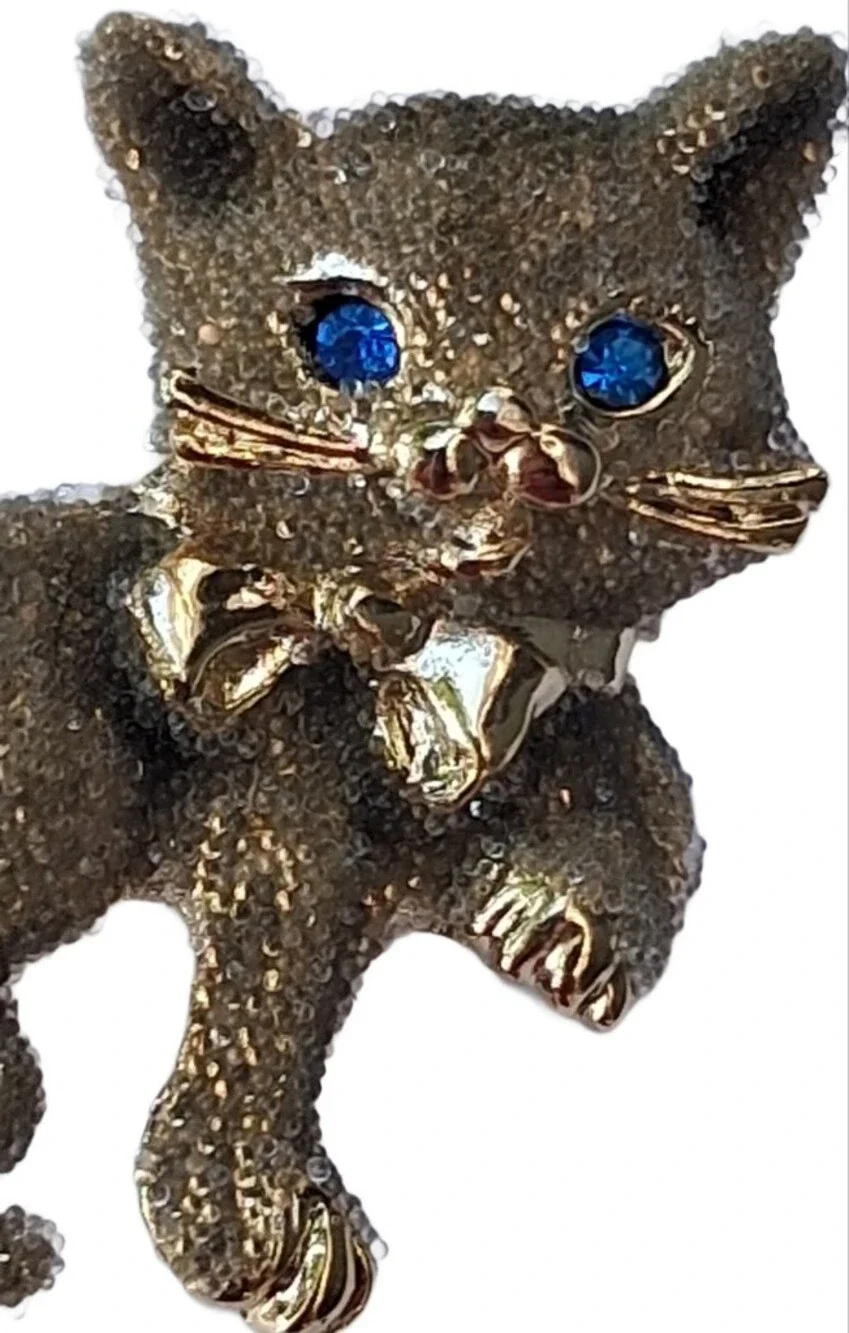 ​VTG Unsigned Gold Tone Playful Sugar Cat Brooch Blue Rhinestone Eyes Bow Tie